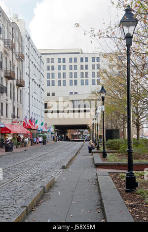 Savannah, Georgia, USA - 20. Januar 2017: Historische River Street entlang des Savannah River und der Tunnel-Durchgang, der sie trennt.  Auch genannt Riv Stockfoto