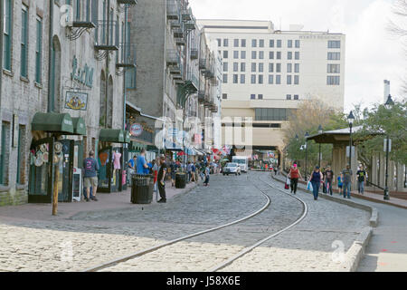 Savannah, Georgia, USA - 20. Januar 2017: Historische River Street entlang des Savannah River und der Tunnel-Durchgang, der sie trennt.  Auch genannt Riv Stockfoto