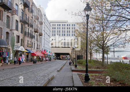 Savannah, Georgia, USA - 20. Januar 2017: Historische River Street entlang des Savannah River und der Tunnel-Durchgang, der sie trennt.  Auch genannt Riv Stockfoto