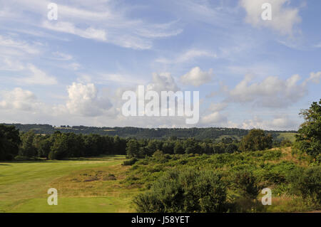 Blick von der 2. Abschlag über den Golfplatz und Reigate Heide, Reigate Heath Golf Club, Reigate, Surrey, England Stockfoto