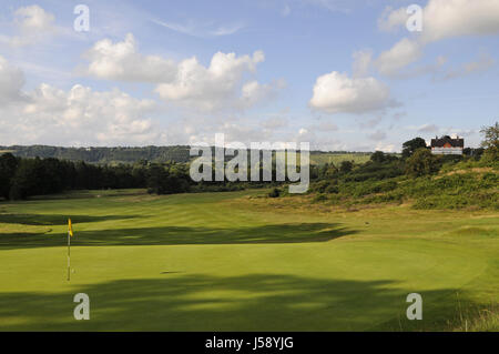 Blick auf das 1. Grün mit auf den Golfplatz und das Clubhaus auf dem Hügel Reigate Heide, Reigate Heath Golf Club, Reigate, Surrey, England Stockfoto