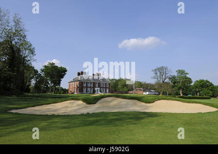 Blick über Fairway-Bunker für das 18. Grün und das Clubhaus; Royal Blackheath Golf Club, Blackheath, Kent, England Stockfoto