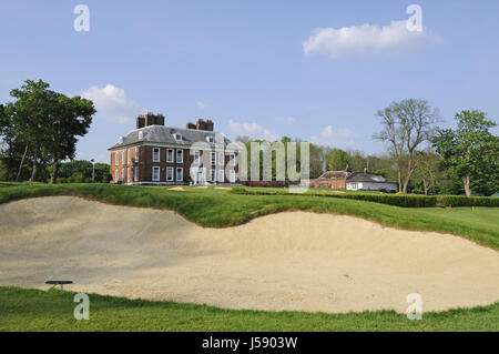 Blick über Fairway-Bunker für das 18. Grün und das Clubhaus; Royal Blackheath Golf Club, Blackheath, Kent, England Stockfoto