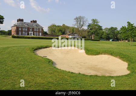 Blick über Fairway-Bunker für das 18. Grün und das Clubhaus; Royal Blackheath Golf Club, Blackheath, Kent, England Stockfoto