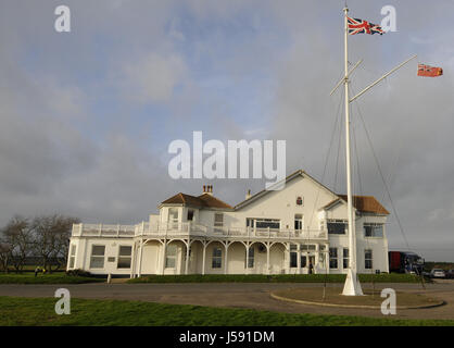 Blick auf das Clubhaus; Royal Cinque Ports Golf Club, Deal, Kent, England Stockfoto