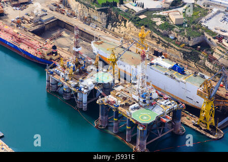 Trockendock und Ölplattform in Valletta Grand Harbour, Malta zu reparieren. Stockfoto