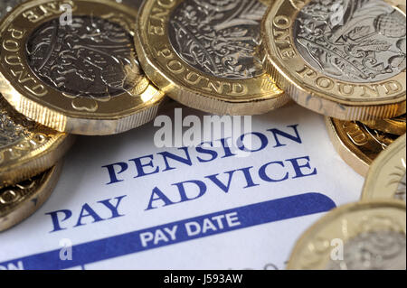 FIRMA PENSION BERATUNG LOHNZETTEL MIT NEUEN EIN PFUND-MÜNZEN RE RENTEN EINKOMMEN RUHESTAND RENTNER LÖHNE HAUSHALTSBUDGETS UK Stockfoto