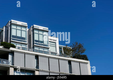 Oberste Etage Wohneinheit mit Dachgarten im Dorf auf False Creek, Vancouver, British Columbia, Kanada Stockfoto