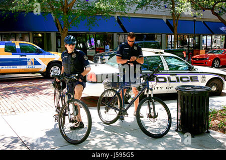 Zwei Polizisten in Fahrrad von der Polizei in Tampa in der Innenstadt von dieser Stadt in Florida Stockfoto