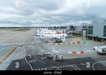 Flugbewegungen an einem bewölkten Morgen am South terminal London Gatwick Flughafen England UK. April 2017 Stockfoto