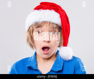 Kleines Mädchen mit Weihnachtsmütze Stockfoto