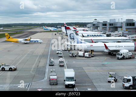 Flugbewegungen an einem bewölkten Morgen am South terminal London Gatwick Flughafen England UK. April 2017 Stockfoto