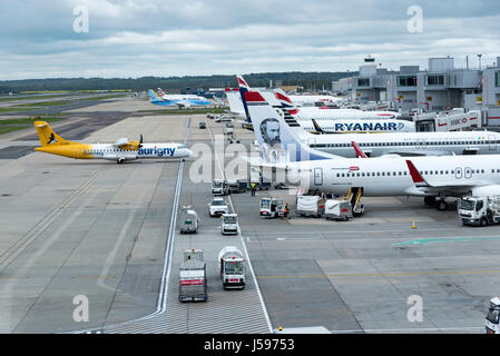 Flugbewegungen an einem bewölkten Morgen am South terminal London Gatwick Flughafen England UK. April 2017 Stockfoto