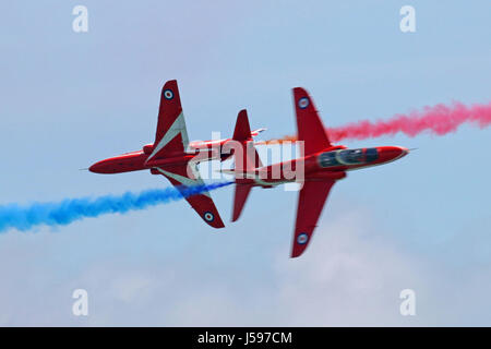 Rote Pfeile aerobatic Anzeige Mannschaft Crossover vorbei nah an der Eastbourne UK Stockfoto