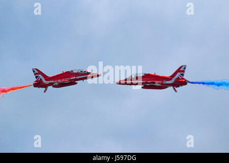 Rote Pfeile aerobatic Anzeige Mannschaft Crossover vorbei nah an der Eastbourne UK Stockfoto