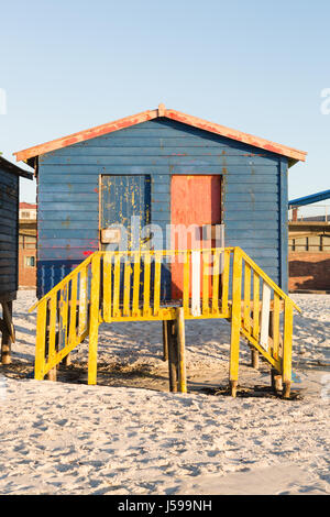 Multi farbige Strandhütte auf Sand gegen klarer Himmel Stockfoto