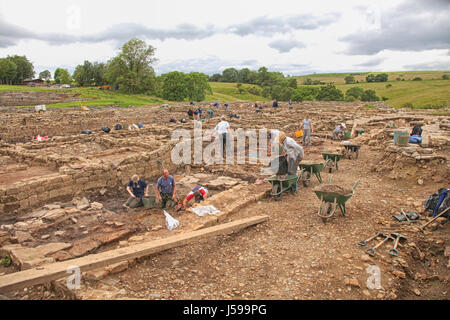 ROMAN VINDOLANDA-ENGLAND - 12. JULI: Nicht identifizierte Archäologen und Sommerstudenten nehmen an Ausgrabungen in einer antiken römischen Festung und Siedlung in Teil Stockfoto