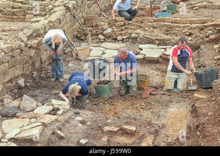 ROMAN VINDOLANDA-ENGLAND - 12. JULI: Nicht identifizierte Archäologen und Sommerstudenten nehmen an Ausgrabungen in einer antiken römischen Festung und Siedlung in Teil Stockfoto