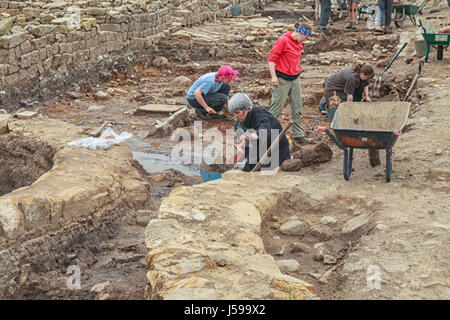 ROMAN VINDOLANDA-ENGLAND - 12. JULI: Nicht identifizierte Archäologen und Sommerstudenten nehmen an Ausgrabungen in einer antiken römischen Festung und Siedlung in Teil Stockfoto