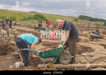 ROMAN VINDOLANDA-ENGLAND - 12. JULI: Nicht identifizierte Archäologen und Sommerstudenten nehmen an Ausgrabungen in einer antiken römischen Festung und Siedlung in Teil Stockfoto