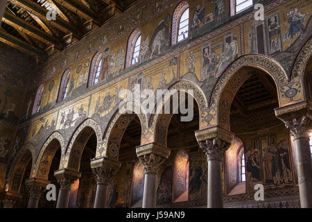 MONREALE Italien - 13. Oktober 2009: Innenraum der Kathedrale von Monreale oder Duomo di Monreale in der Nähe von Palermo, Sizilien, Italien Stockfoto