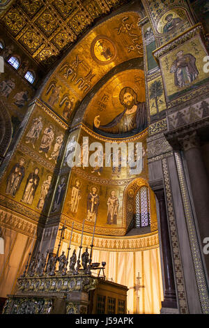 MONREALE Italien - 13. Oktober 2009: Innenraum der Kathedrale von Monreale oder Duomo di Monreale in der Nähe von Palermo, Sizilien, Italien Stockfoto