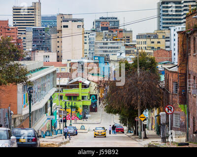 Ein Taxi fährt herauf den Hügel in La Candelaria, Bogota, Kolumbien Stockfoto