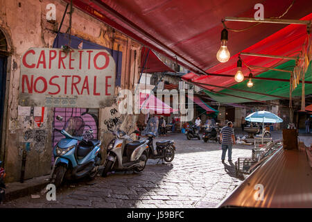 PALERMO, Italien - 14. Oktober 2009: Frischer Fisch, Meeresfrüchte, Gemüse und Obst auf einem Vucciria Markt in Palermo, Sizilien Stockfoto