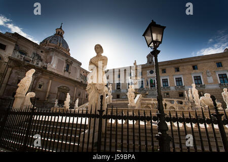 PALERMO, Italien - 13. Oktober 2009: Marmor Statue der Piazza Pretoria, auch bekannt als der Piazza der Schande in Palermo, Sizilien Stockfoto