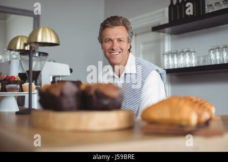 Porträt von lächelnden Kellner stehen am Tresen im restaurant Stockfoto