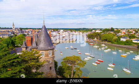 Luftaufnahme von Pornic Hafen und Burg, Loire Atlantique, Frankreich Stockfoto