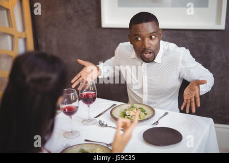 Paar im Restaurant miteinander streiten Stockfoto