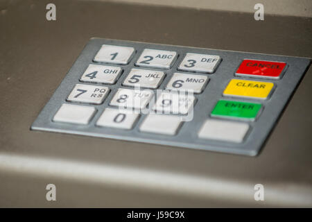 CASHPOINT Maschine Tastatur in Tenby, Pembrokeshire, Wales, UK Stockfoto