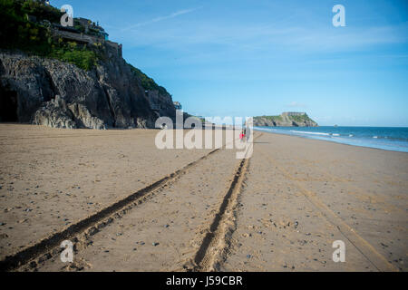 Eine Mutter ein Sohnes gehen Sie Nordstrand vor St. Catherines Insel in Tenby, Pembrokeshire, Wales, UK Stockfoto