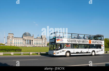 Tourist-Sightseeing-Tour-Bus vor dem Reichstag in Berlin, Deutschland Stockfoto