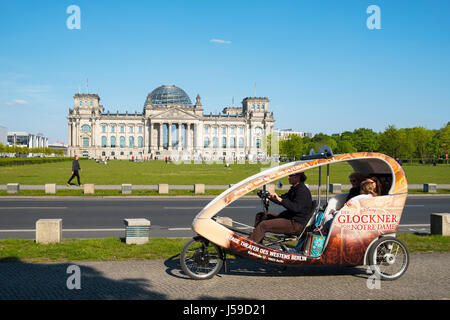 Touristische Sehenswürdigkeiten Rikscha vor dem Reichstag in Berlin, Deutschland Stockfoto