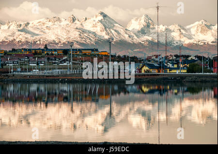 Reflexion der südlichste Stadt Argentiniens im ruhigen Morgen Wasser des Beagle-Kanals. Ushuaia ist die Hauptstadt der argentinischen Provinz T Stockfoto