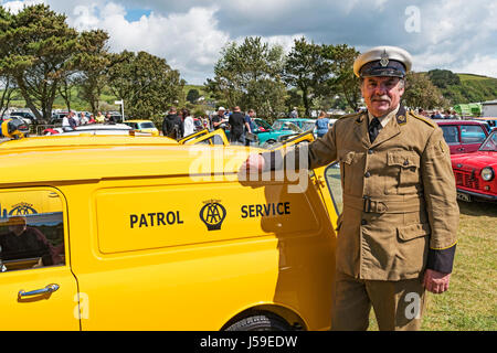 ein 60er Jahre AA Patrouille Mann und einer Patrouille service Mini-van, bei He kornischen min Auto Club Show in Pentewan in Cornwall, Großbritannien. Stockfoto
