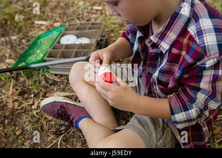 Nahaufnahme eines jungen Vorbereitung einen Köder im Wald Stockfoto