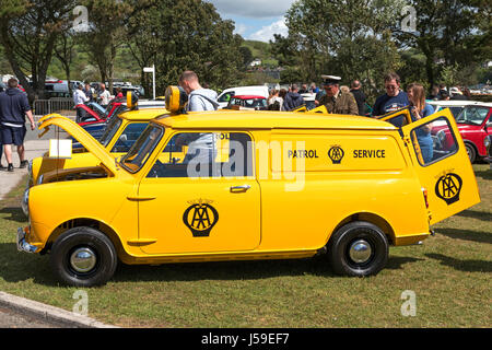 AA-Patrouille Oldtimer bei einem klassischen Mini Auto zeigen in Cornwall, Großbritannien Stockfoto
