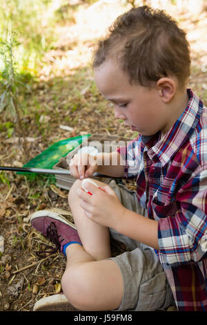 Nahaufnahme eines jungen Vorbereitung einen Köder im Wald Stockfoto