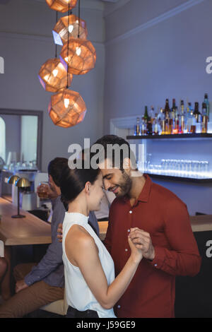Romantisch zu zweit tanzen zusammen im bar-restaurant Stockfoto