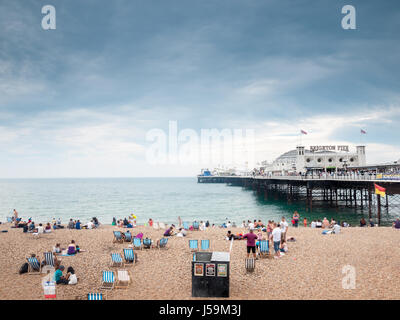 Urlauber am Strand von Brighton und Pier