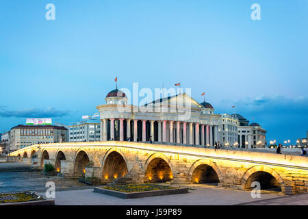 Die alte steinerne Brücke und Museum für Archäologie über den Fluss Vardar in der Dämmerung, Skopje, Skopje Region, Republik Nördlich Mazedonien Stockfoto