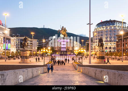 Krieger auf einem Pferd Statue und Brunnen in der Dämmerung, Mazedonien, Skopje, Skopje Region, Republik Nördlich Mazedonien Stockfoto