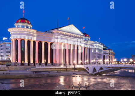 Das Museum für Archäologie über den Fluss Vardar in der Dämmerung, Skopje, Skopje Region, Republik Nördlich Mazedonien Stockfoto