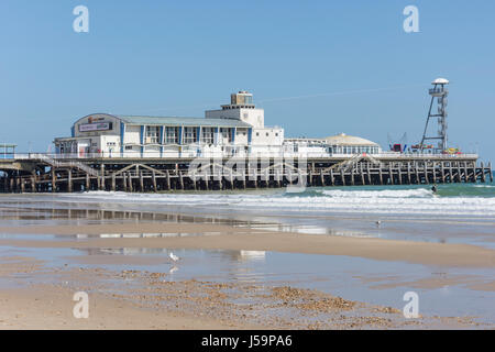 Bournemouth Pier vom Weststrand, Bournemouth, Dorset, England, Vereinigtes Königreich Stockfoto