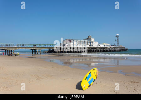 Bournemouth Pier vom Weststrand, Bournemouth, Dorset, England, Vereinigtes Königreich Stockfoto