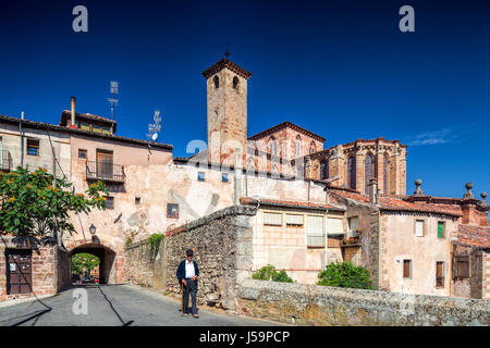 Toril Tor (Puerta del Toril) und Kathedrale, SigUenza, Guadalajara, Spanien Stockfoto