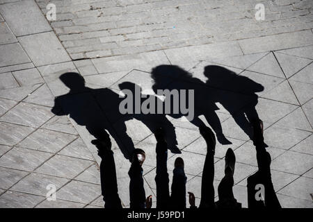 Die Schatten und Silhouetten von eine Familie (Vater, Mutter, Sohn und Tochter) auf der Straße Stockfoto